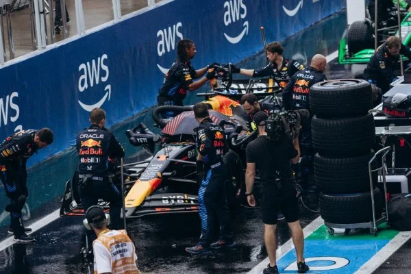 F1 pit stop crew